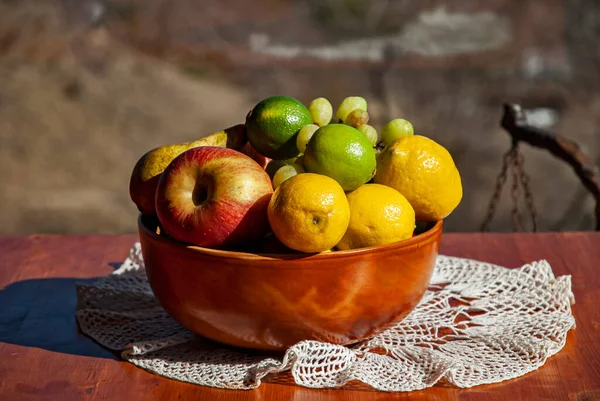 Dřevěná Mísa Čerstvým Ovocem Hrozny Hruška Jablko Citron — Stock fotografie