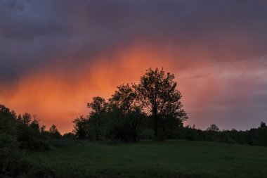 Bulutlu havada dağlarda gün batımı