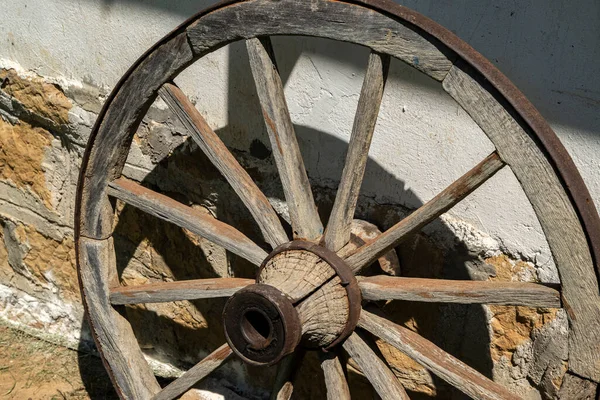 Oude Houten Wiel Van Country Wagon Als Muurdecoratie Van Landelijk — Stockfoto