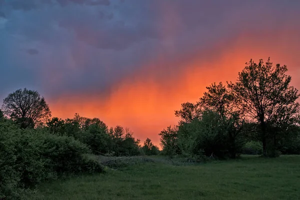 Bulutlu havada dağlarda gün batımı