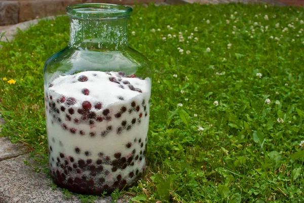 Botol Kaca Dengan Buah Ceri Asam Basah Untuk Membuat Minuman — Stok Foto