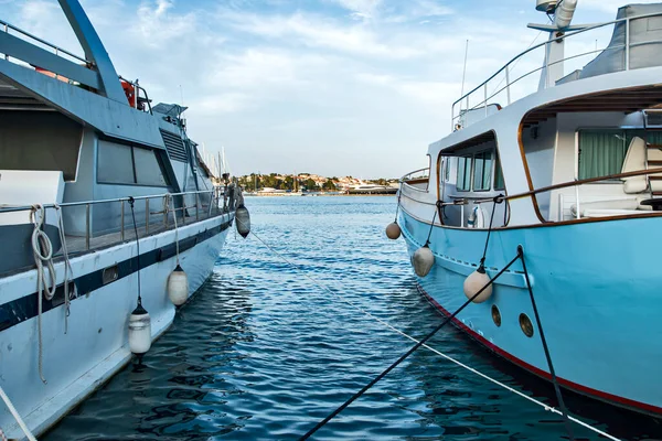 Space Two Yachts Mediterranean Port Closeup — Fotografia de Stock