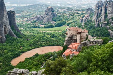 Yunanistan 'ın Meteora kentindeki dev dik kayalıklarla çevrili manzara