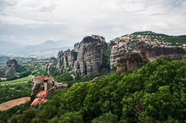 Yunanistan 'ın Meteora kentindeki dev dik kayalıklarla çevrili manzara