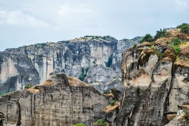 Yunanistan 'ın Meteora kentindeki dev dik kayalıklarla çevrili manzara