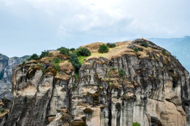 Yunanistan 'ın Meteora kentindeki dev dik kayalıklarla çevrili manzara