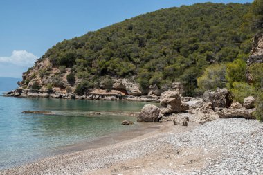 Akdeniz Koyu 'nun kayalık kıyıları güneşli yaz günlerinde kapanır.