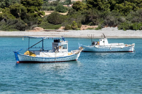 Güneşli Yaz Aylarında Küçük Akdeniz Koyunda Balık Avlayan Balıkçı Tekneleri — Stok fotoğraf