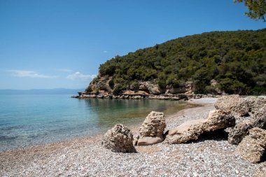 Akdeniz Koyu 'nun kayalık kıyıları güneşli yaz günlerinde kapanır.