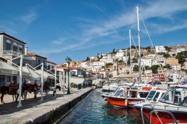 Açık güneşli yaz gününde küçük Akdeniz adası manzaralı liman