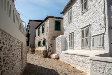 Güneşli yaz gününde küçük bir Akdeniz kasabasında sokak