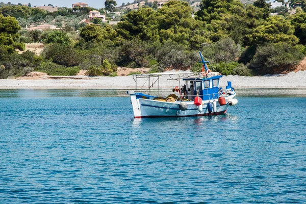 Halászhajók Kis Mediterrán Öbölben Napsütéses Nyári Napon — Stock Fotó