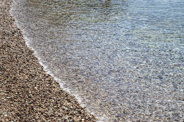 Clear Calm Sea Waters Meet Pebble Beach Closeup Natural Background — Stockfoto