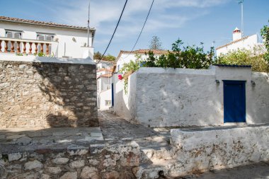 Güneşli yaz gününde küçük bir Akdeniz kasabasında sokak