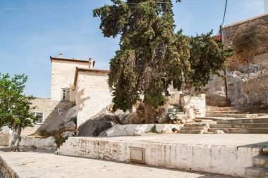 Güneşli yaz gününde küçük bir Akdeniz kasabasında sokak