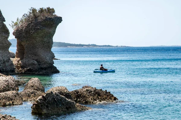 Rocky Mediterranean Coastline Landscape Man Boat Clear Summer Day — Fotografia de Stock