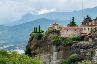 Yunanistan 'ın Meteora kentindeki manastır ve dev sarp kayalarla çevrili manzara