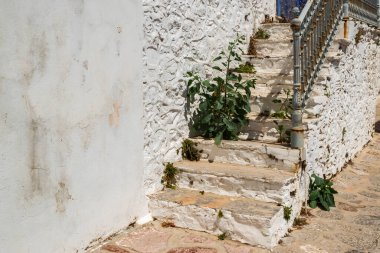 Güneşli yaz gününde küçük bir Akdeniz kasabasında sokak