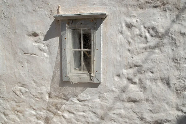 Window Rough White Wall Old Rural House Closeup Sunny Summer — Stockfoto