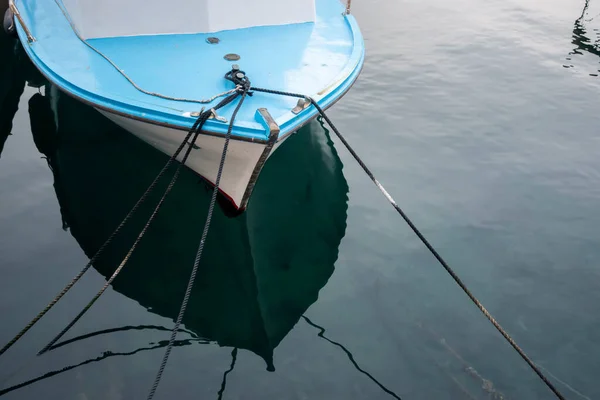 Пришвартованный Лук Лодки Вблизи Спокойных Морских Водах — стоковое фото