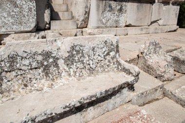 Güneşli bir günde antik bir Yunan tiyatrosunun taş koltukları