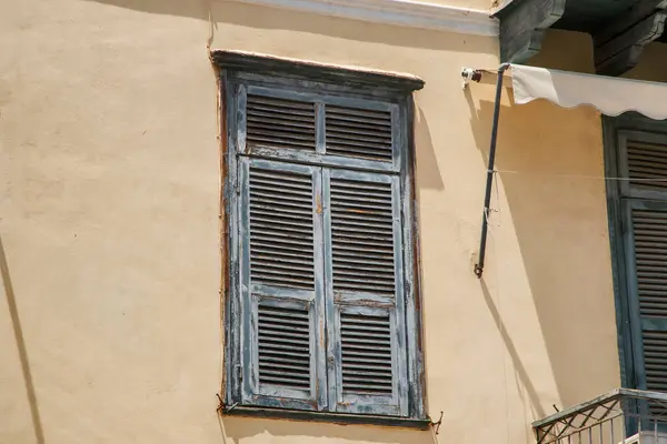Окна Деревянными Ставнями Фасаде Старого Средиземноморского Дома — стоковое фото
