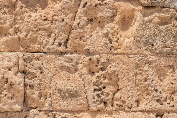旧风化砂岩墙特写 作为石料背景 — 图库照片