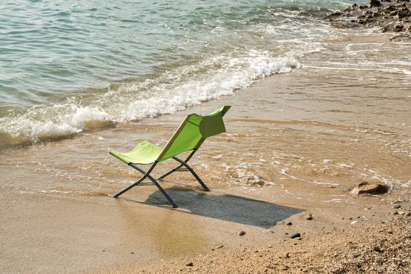Розкладний Стілець Морському Пляжі Крупним Планом Сонячний Літній День — стокове фото