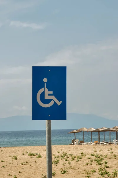 Señal Para Discapacitados Playa Arena Primer Plano Fondo Del Día —  Fotos de Stock