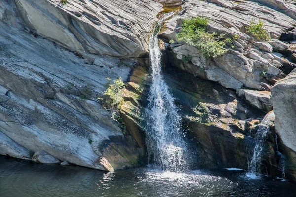 Piccola Cascata Roccia Montagna Primo Piano Nella Soleggiata Giornata Estiva — Foto Stock