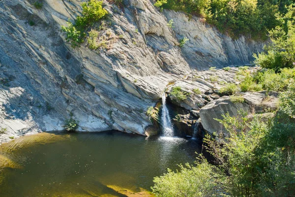 Piccola Cascata Roccia Montagna Primo Piano Nella Soleggiata Giornata Estiva — Foto Stock