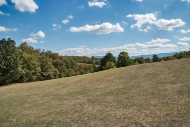 Berrak güneşli yaz gününde dağlık arazi