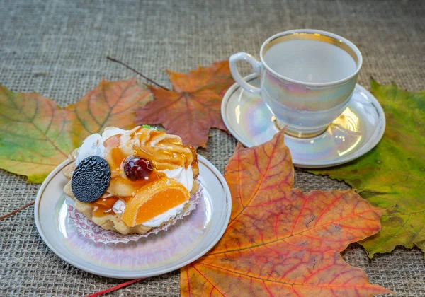 甘いデザートフルーツケーキ甘いフルーツナッツデザートコーヒーのデザート — ストック写真