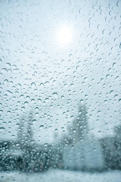 Regentropfen Auf Der Fensterglasoberfläche Mit Grauem Himmelshintergrund Natürliche Kulisse Der — Stockfoto