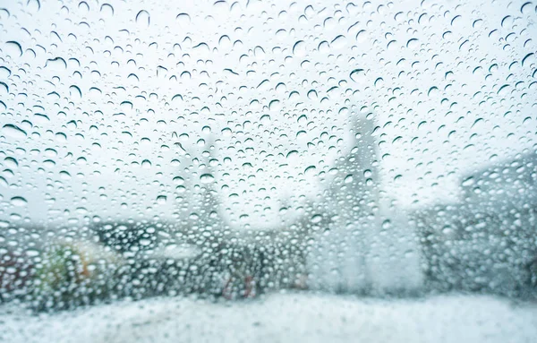 Regentropfen Auf Der Fensterglasoberfläche Mit Grauem Himmelshintergrund Natürliche Kulisse Der — Stockfoto