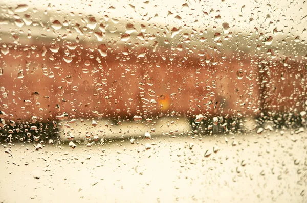 Regentropfen Auf Der Fensterglasoberfläche Mit Grauem Himmelshintergrund Natürliche Kulisse Der — Stockfoto