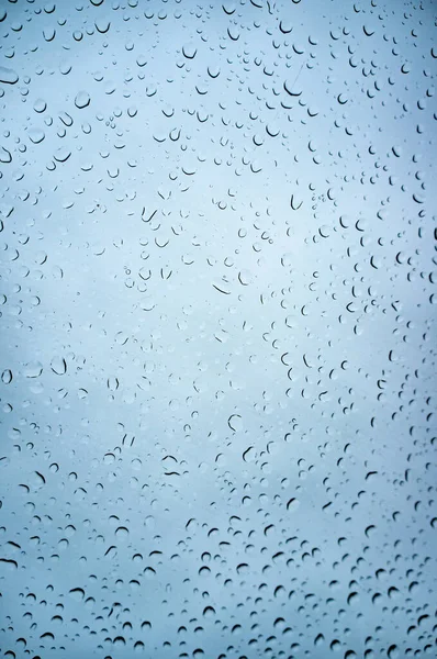 Regentropfen Auf Der Fensterglasoberfläche Mit Grauem Himmelshintergrund Natürliche Kulisse Der — Stockfoto