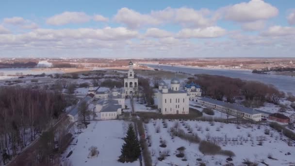 航空摄影 尤里耶夫修道院 男人修道院 它坐落在Veliky Novgorod的南郊 在Volkhov河岸 — 图库视频影像