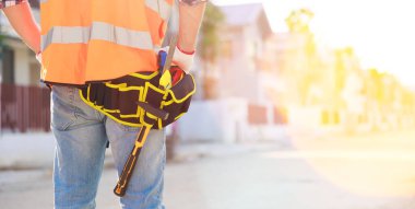 Marangoz adam. İspanyol Bakım Servisi Tamir ve Tamirat Konsepti. 