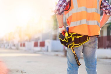 Marangoz adam. İspanyol Bakım Servisi Tamir ve Tamirat Konsepti. 