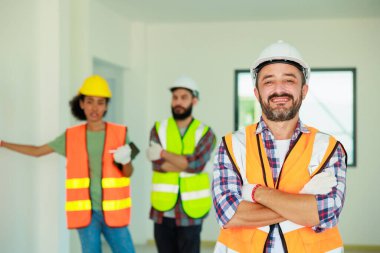 İnşaat alanında profesyonel inşaat ekibinde çalışan mutlu İspanyol elektrikçi portresi. Bakım servisi Tamir ve Tamirci konsepti