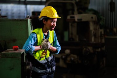 Kalp krizi konsepti. Eski fabrikada göğüs ağrısı çeken siyah mühendis kadın. Metal torna fabrikası.