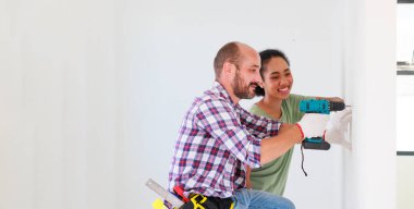 Genç çift eve elektrikli matkapla ekipman kurmuş ve bir erkek arkadaşı onları teşvik etmiş..
