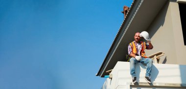 İspanyol mühendis, inşaat halindeki evin ikinci katında oturup dinleniyor..