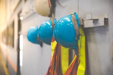 Eski ve yeni renkli inşaat koruyucu kasklar veya güvenlik kaskı. Güvenlik önce gelir..