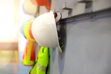 Eski ve yeni renkli inşaat koruyucu kasklar veya güvenlik kaskı. Güvenlik önce gelir..