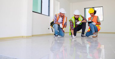 Kapılarda. Profesyonel Makine Mühendisi Ekibi, inşaat sahasının altındaki imalat fabrikasında güvenlik kaskı takıyor..