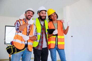 Ev projesi inşaat sahasında profesyonel makine mühendisi ve inşaat ekibi. Eller sıraya girsin. Birlik ve takım çalışması kavramı.