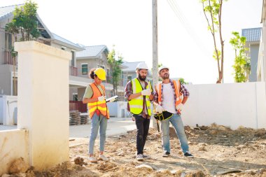 Profesyonel Makine Mühendisi Ekibi, inşaat sahasının altındaki imalat fabrikasında güvenlik kaskı takıyor..