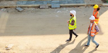 Üst manzara yürüyüşü. İnşaat alanındaki inşaat mühendisi ve inşaat ekibinin kendine güveni tam. Grup fotoğrafı. Birlik ve takım çalışması kavramı. 